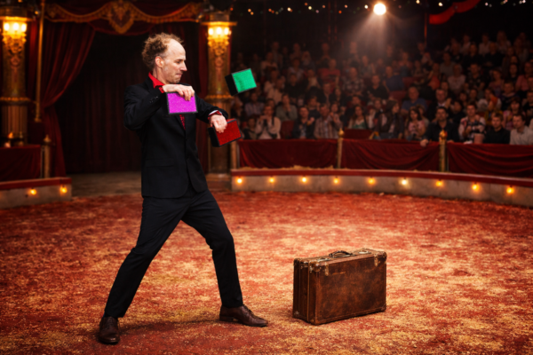 Jongleur Johannes Arnold - Bremer Artist mit Cigar Boxes