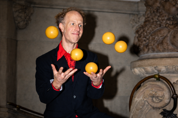 Jongleur mit Jonglierbällen