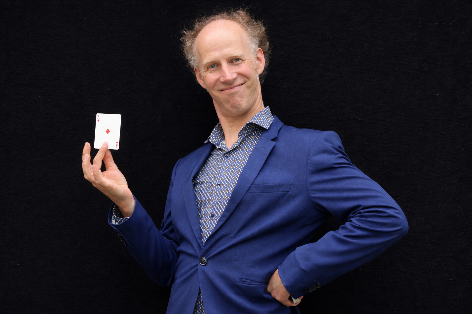 Zauberer Johannes Arnold aus Bremen mit Spielkarte